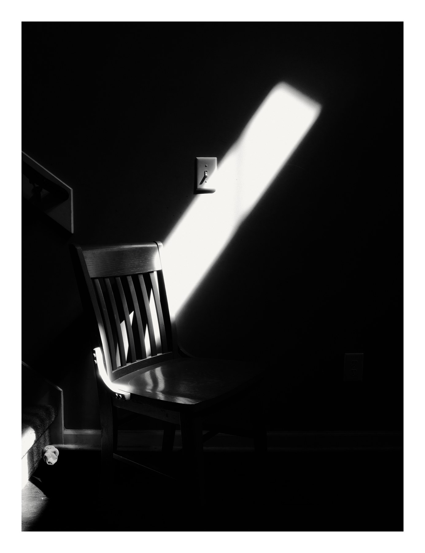 Black-and-white beam of light